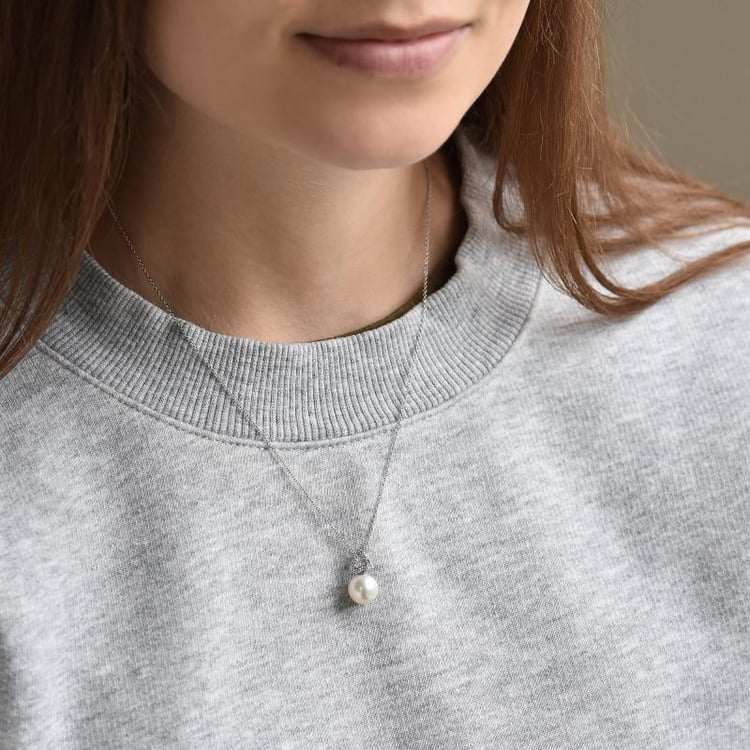 Zlatý náhrdelník s perlou a diamantmi 43053