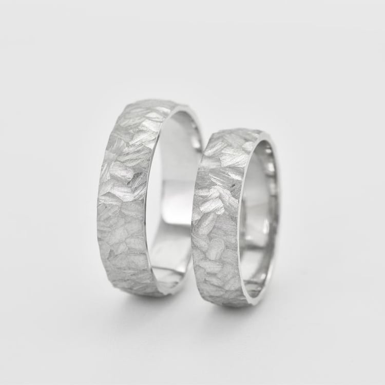 Zlaté svadobné obrúčky s tepaným povrchom 34705