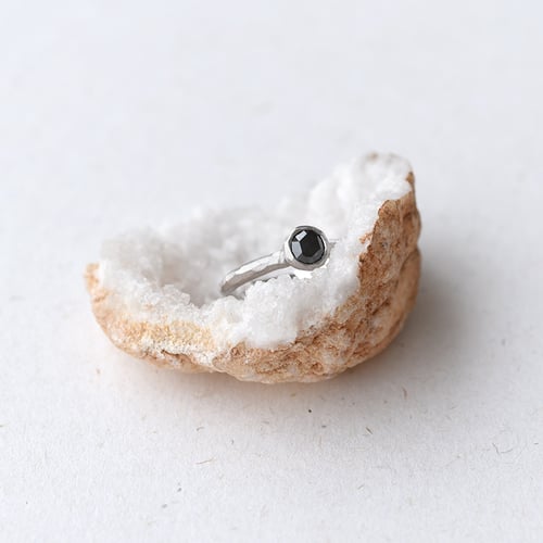 Tepaný zlatý prsteň s čiernym diamantom v rutovom bruse Fritzi