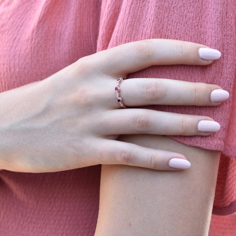 Strieborný pozlátený prsteň s rubínmi 45156