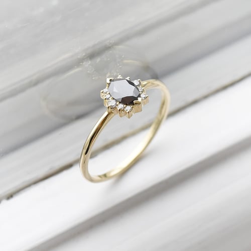Zásnubný prsteň s čiernym marquise diamantom Jone