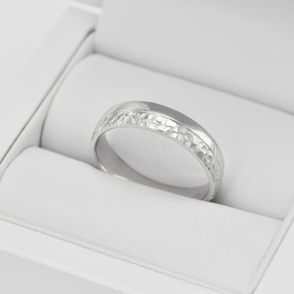 Zlaté tepané svadobné obrúčky s lesklým povrchom Zesto