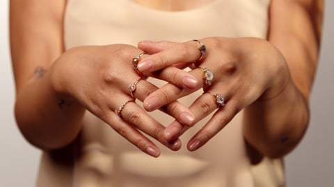 Inšpirujte sa šperkami vo farbe Peach Fuzz, ktorá len tak nevyjde z módy 