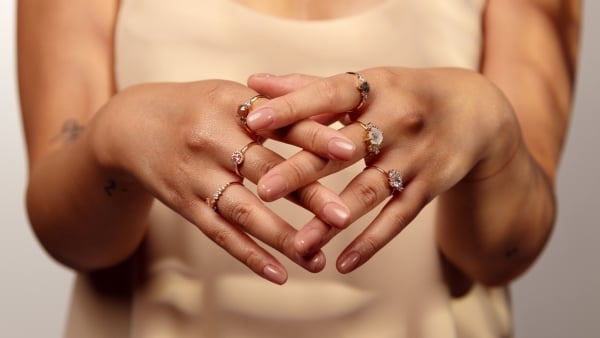 Inšpirujte sa šperkami vo farbe Peach Fuzz, ktorá len tak nevyjde z módy 