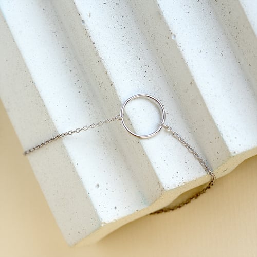 Strieborný náhrdelník minimalistického tvaru Karma