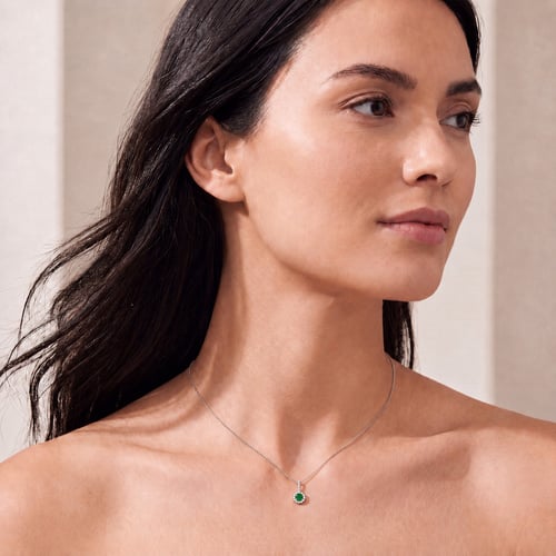 Elegantný strieborný prívesok so smaragdom a lab-grown diamantmi Dakota