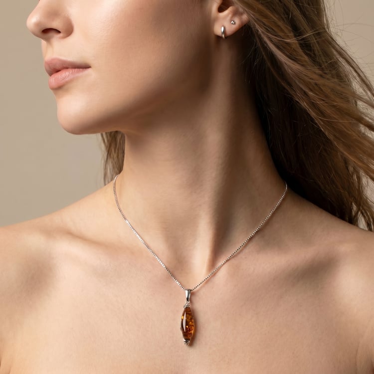 Strieborný prívesok s jantarom Kara 166747