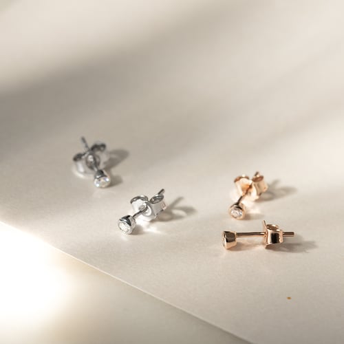 Minimalistické bezel náušnice s lab-grown diamantmi Viosa