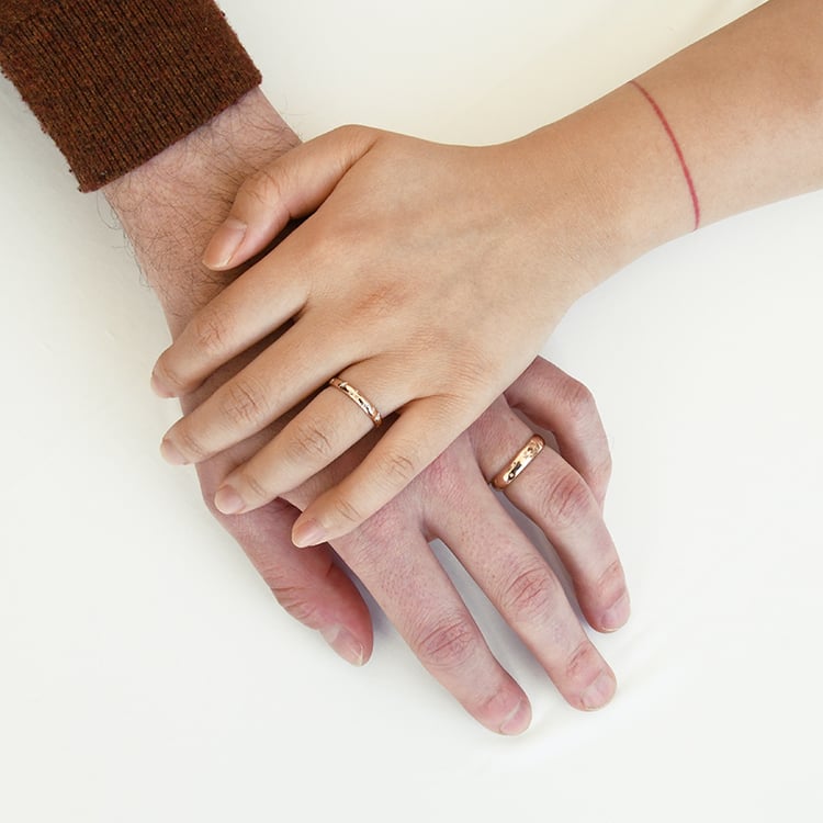 Svadobné obrúčky s ručnou rytinou hviezd a diamantmi Devin 118332