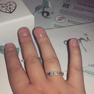 Strieborný prsteň plný drahokamov 