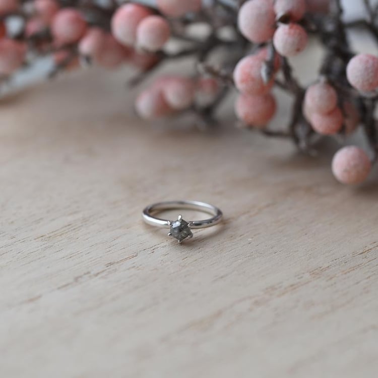 Zásnubný prsteň se salt´n´pepper diamantom 52795