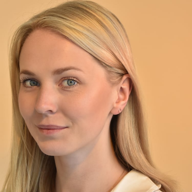 Minimalistické zlaté náušnice Ivica 104323