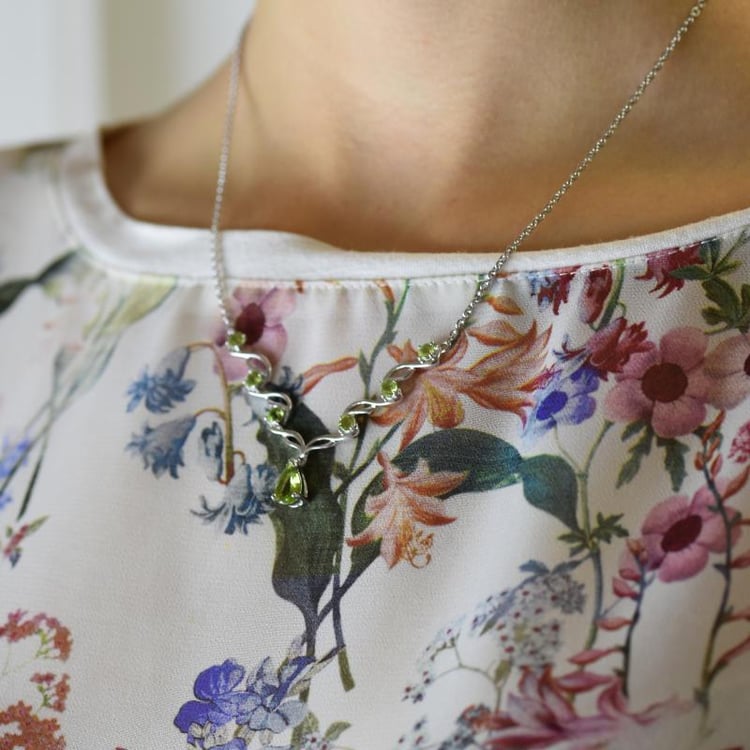 Strieborný náhrdelník zdobený olivínmi 14698