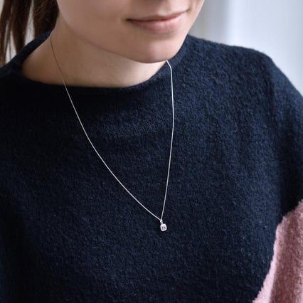 Zafírový halo prívesok s diamantmi Merritt