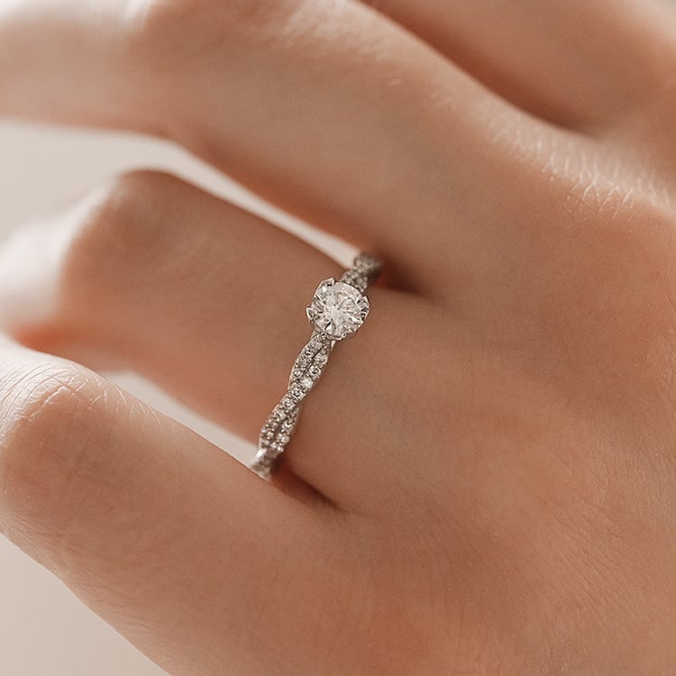 Zásnubný prsteň s prepletanou obrúčkou a lab-grown diamantmi Minna 152680