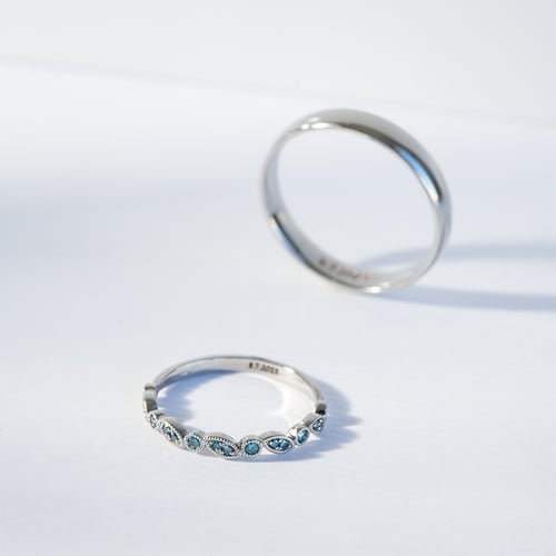 Nežný eternity prsteň zo zlata s modrými diamantmi Jelani