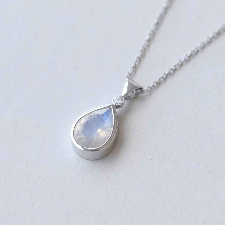 Zlatý prívesok s mesačným kameňom 65600