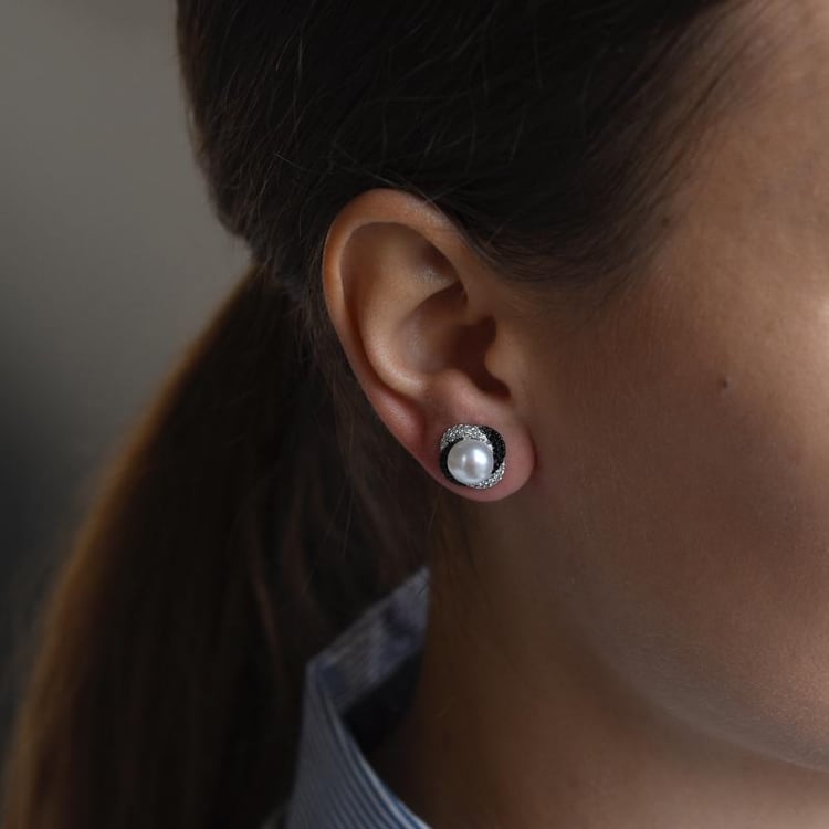 Strieborné napichovacie náušnice s perlami a zirkónmi 50461