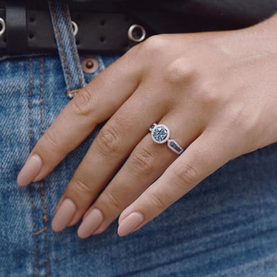 Prsteň s modrymi diamantmi