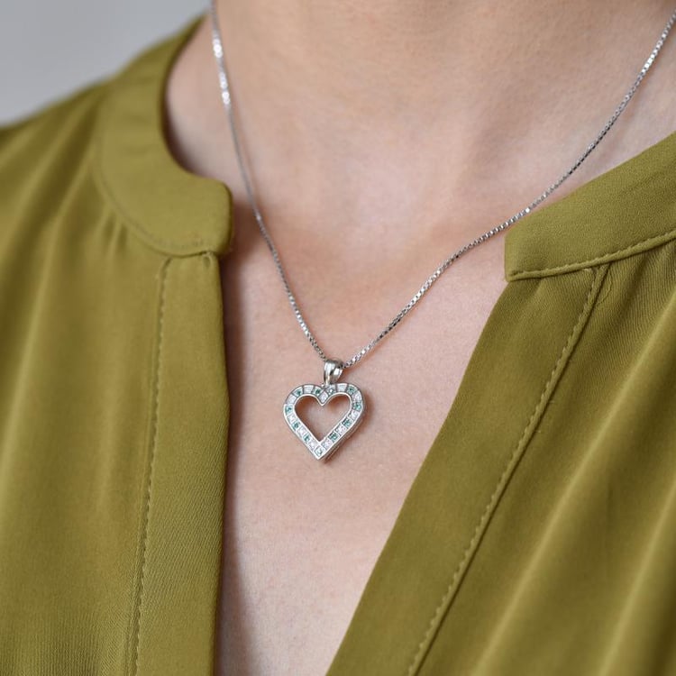 Strieborný náhrdelník v tvare srdca 20622