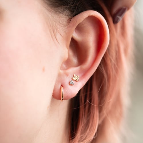 Zlatá piercing náušnica s bielymi topásmi Ciera