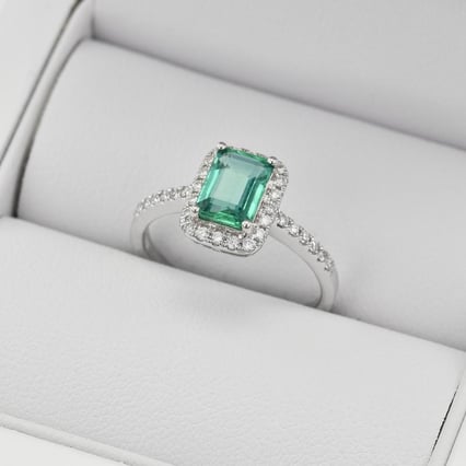 Smaragd v zlatom prsteni s diamantmi Dorolia