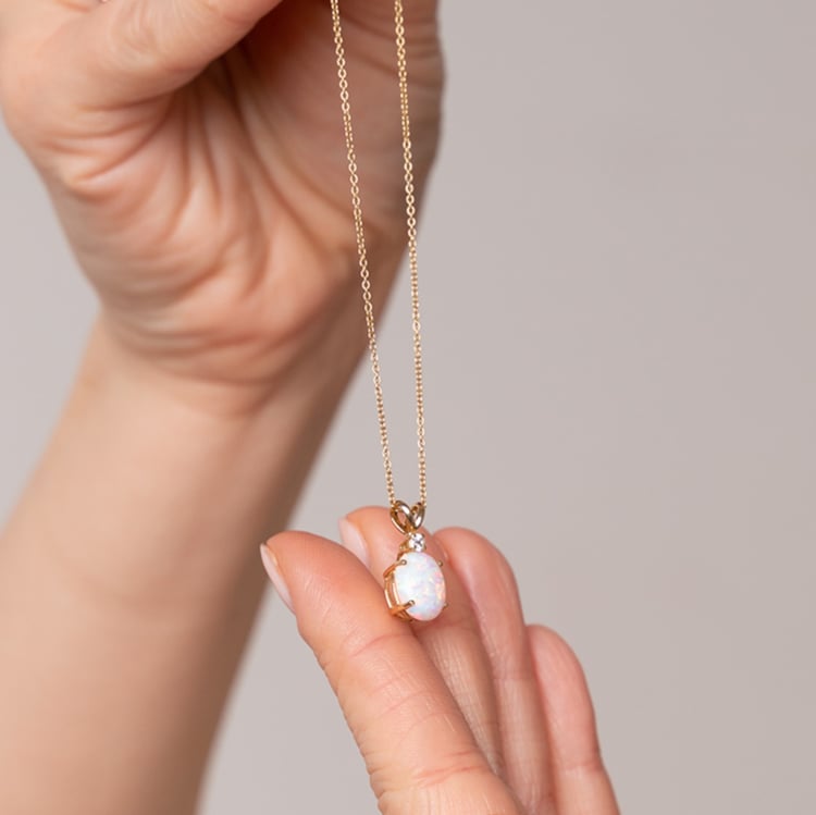 Zlatý prívesok s bielym oválnym opálom a diamantom Rayne 118297