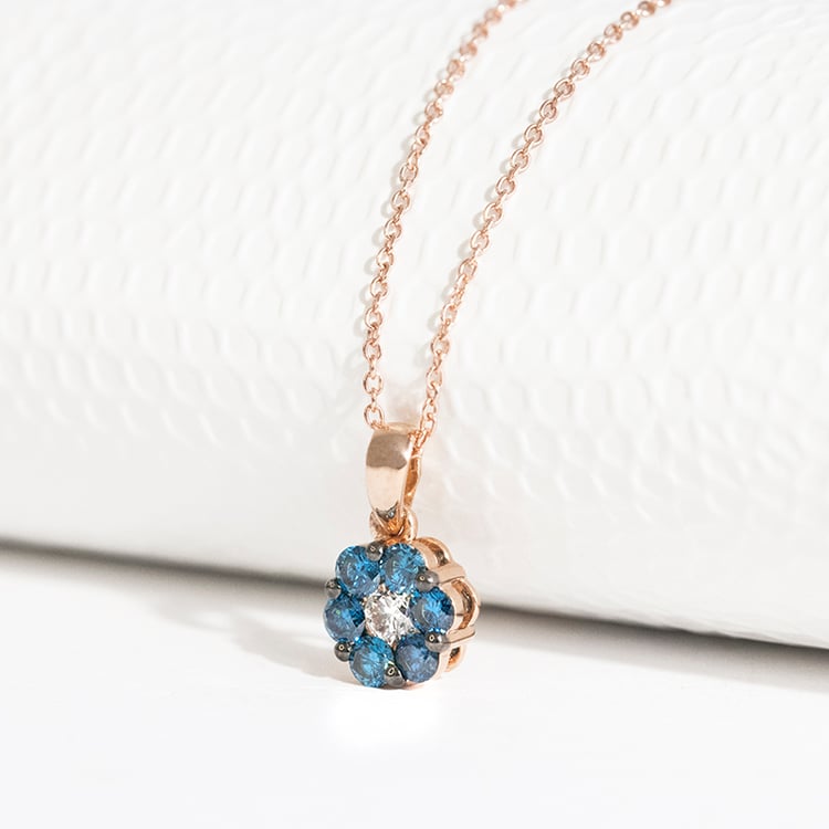 Modré diamanty v kvetinovom prívesku Amaya 114607