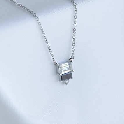 Náhrdelník s moissanitom a salt and pepper diamantmi Balbina