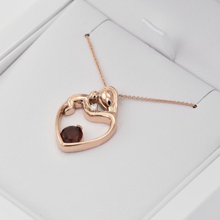 Strieborný prívesok matka a dieťa s rhodolit granátom a diamantom Ella 108848