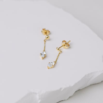 Zlaté visiace náušnice s bielym topásom Maritza