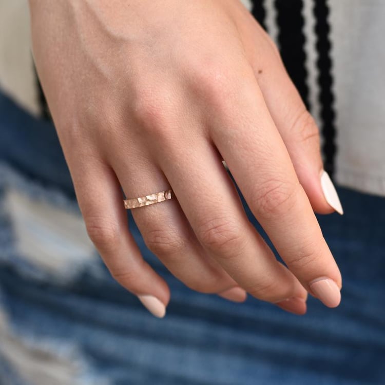 Svadobná obrúčka zo zlata s reliéfom 52113