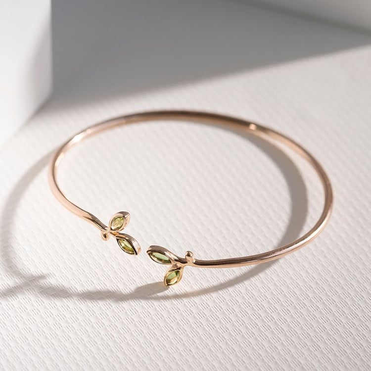 Zlatý minimalistický náramok s olivínovými lístky Halime 110944