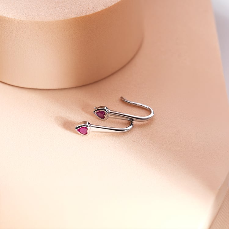 Visiace náušnice s rubínovými srdiečkami Levy 151231