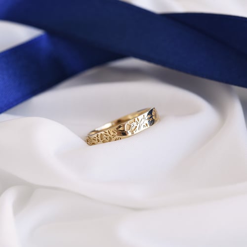 Romantické svadobné obrúčky s gravírom kvetín Amelia