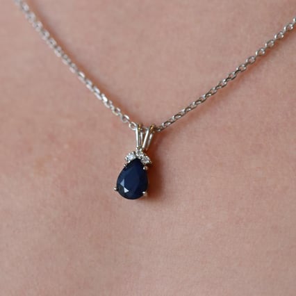 Zlatý prívesok so zafírovou slzou a diamantmi Frida