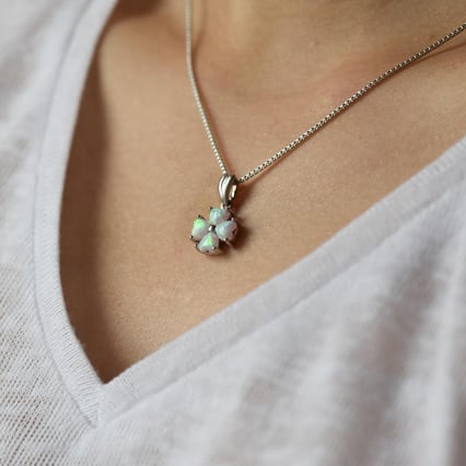 Strieborný prívesok z opálov Lacys