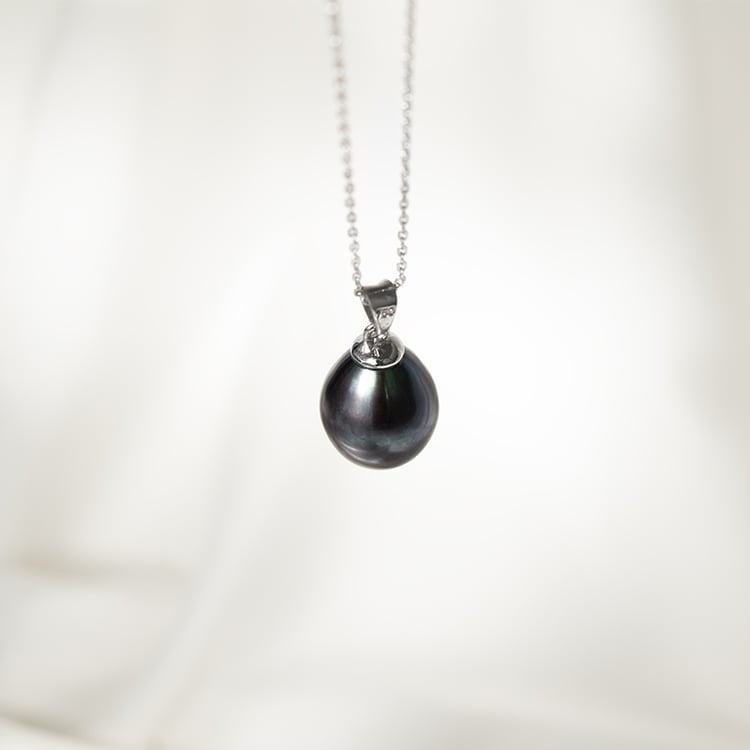 Zlatý prívesok s čiernou perlou Lida 129764