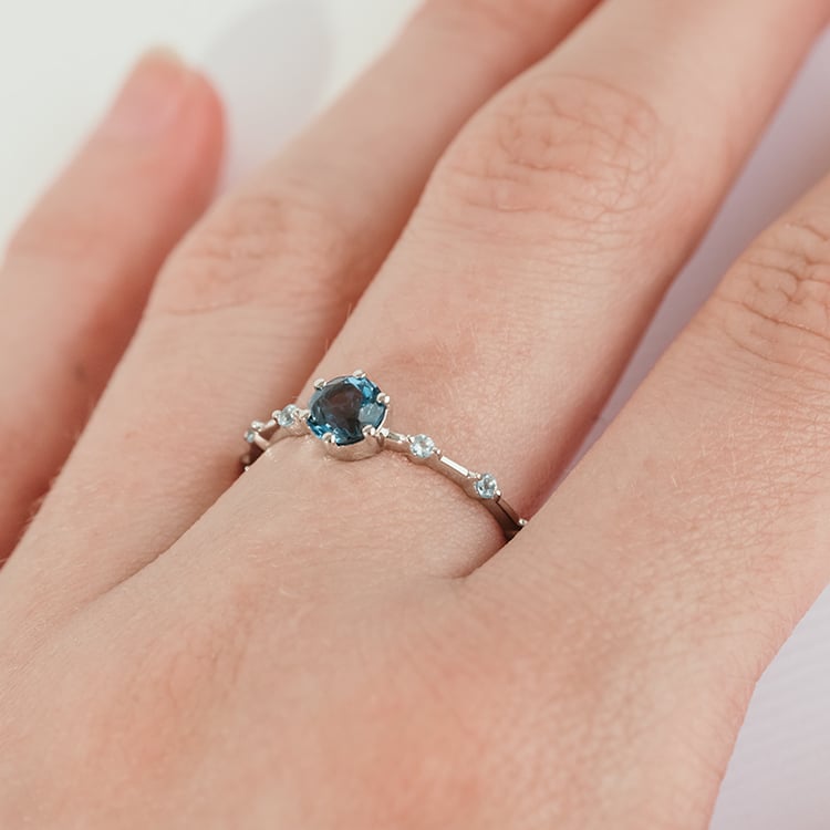 Prsteň s londýnským topásom a postrannými švajčiarskými topásmi Jelena 120776