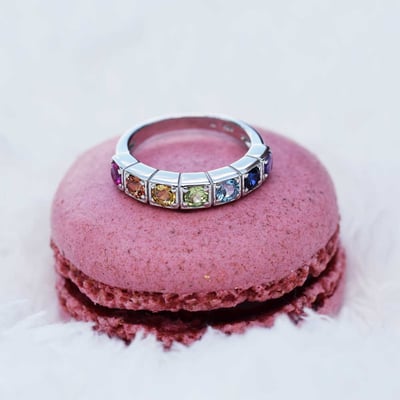 Strieborný prsteň s drahokamami