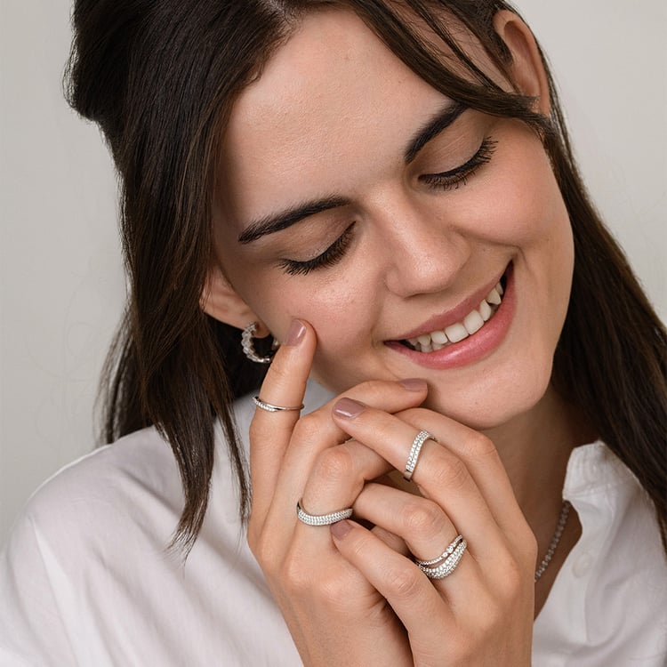 Atypicky zvlnený strieborný prsteň s diamantmi Vide 160707