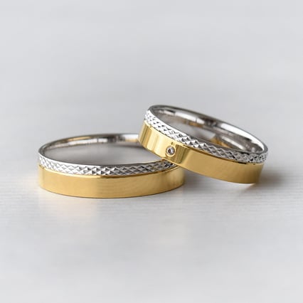 Dvojfarebné zdobené zlaté obrúčky s diamantom Roia