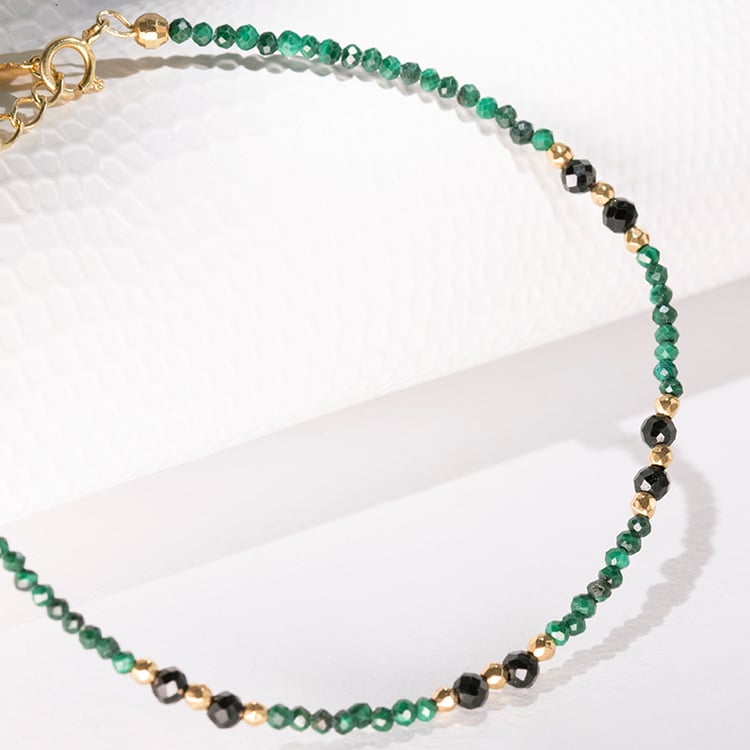 Pozlátený korálkový náramok s malachitmi a spinelmi Jayla 115785