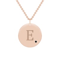 Zlatý prívesok s čiernym diamantom a gravírom písmena Rei