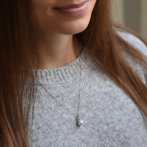 Strieborný perlový prívesok s diamantmi Ariala