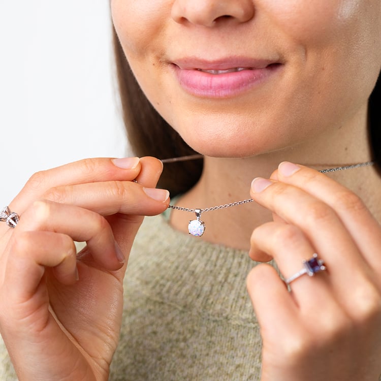 Biely opál v zlatom prívesku Atik 147468