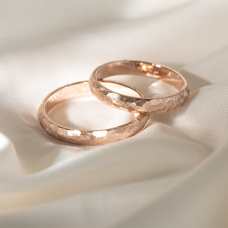 Tepané svadobné obrúčky so škriabanym povrchom 122440