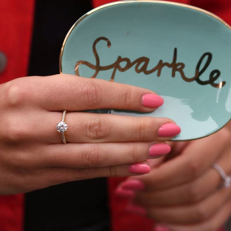 Zásnubný prsteň s postrannými diamantmi a moissanitom 106895