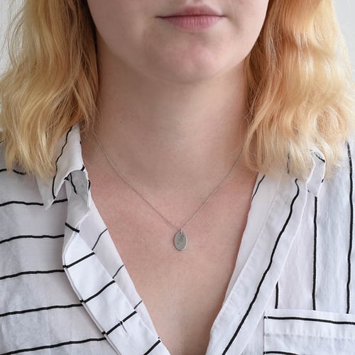 Personalizovaný strieborný prívesok s kvetinou a gravírom Fleur