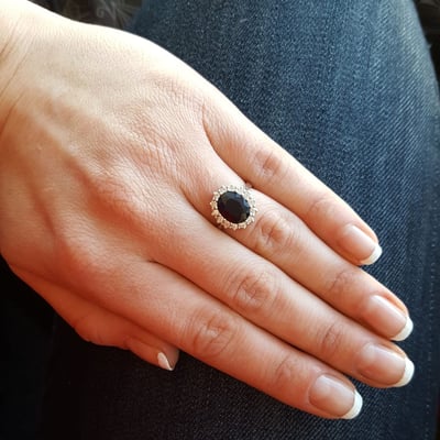 Prsteň so zafírom a diamantmi